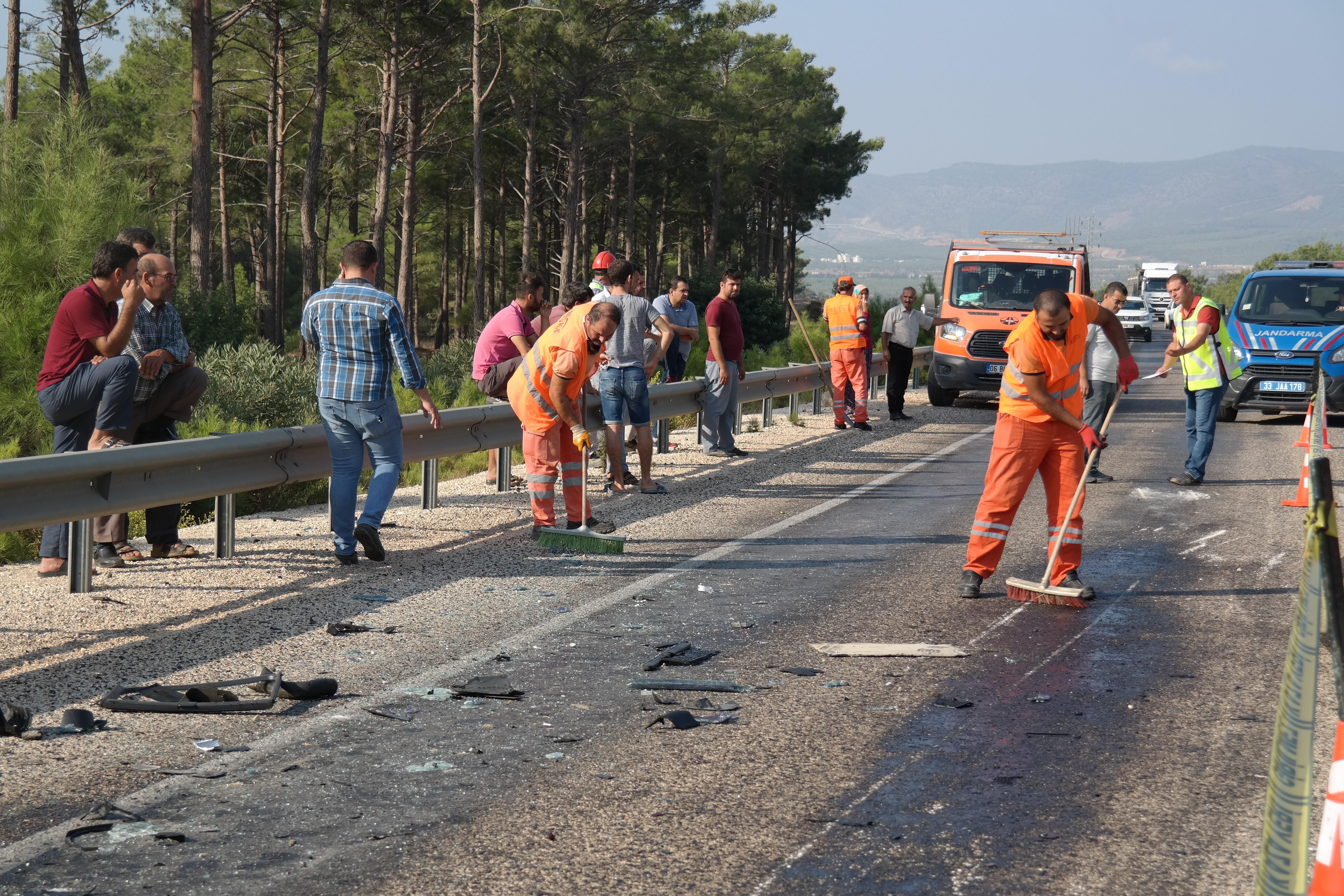 Rus mühendisleri taşıyan minibüs kaza yaptı: 2 ölü, 11 yaralı