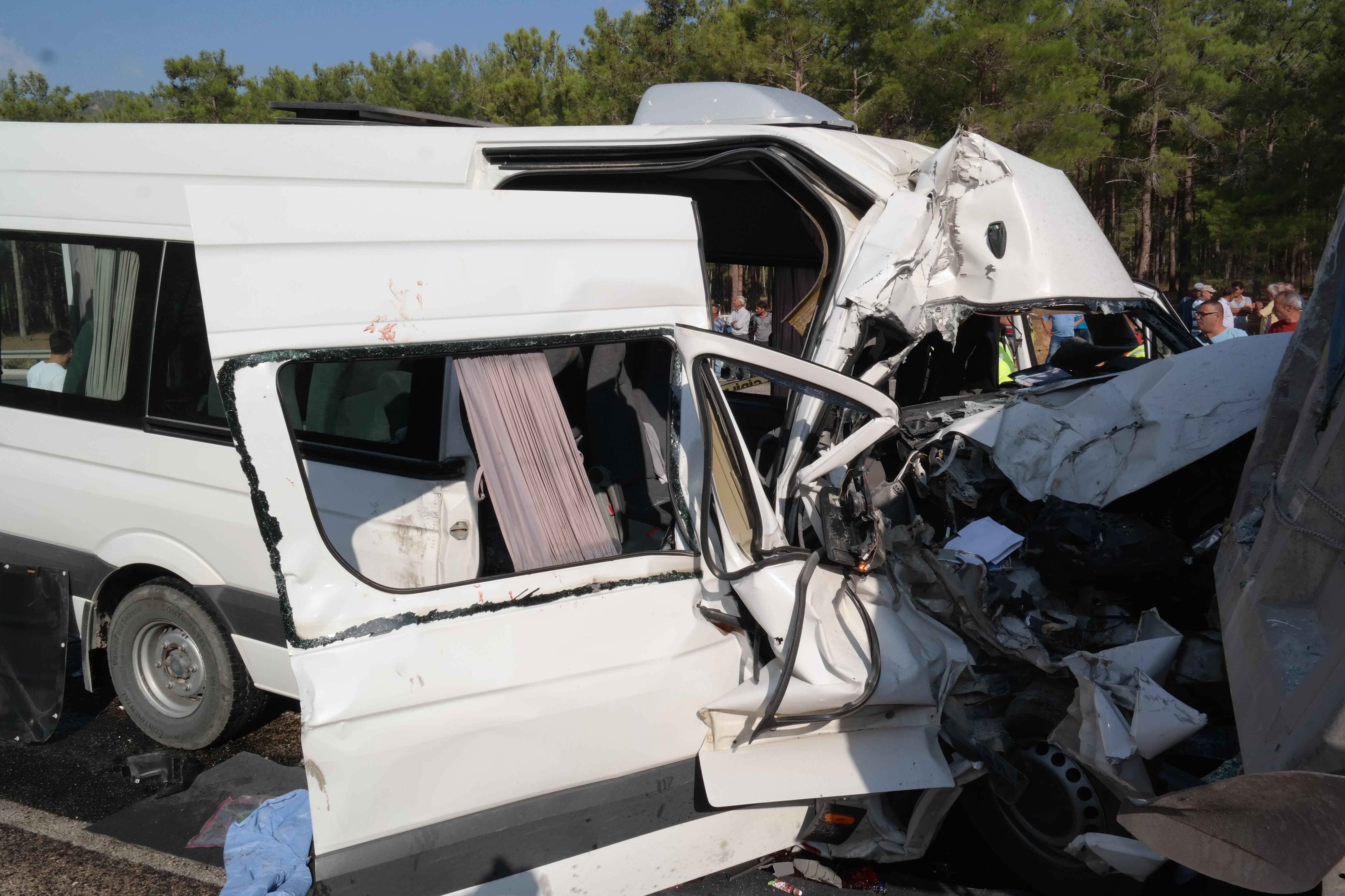 Rus mühendisleri taşıyan minibüs kaza yaptı: 2 ölü, 11 yaralı