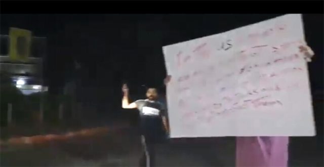 Terör örgütü yandaşları Amerikan askerlerini taşladı, basın 'Maskaralık' dedi!