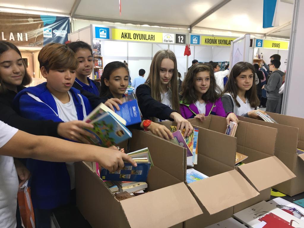 Pendik'te kitap bağışına ''Askıda Kitap'' kampanyasıyla büyük destek 
