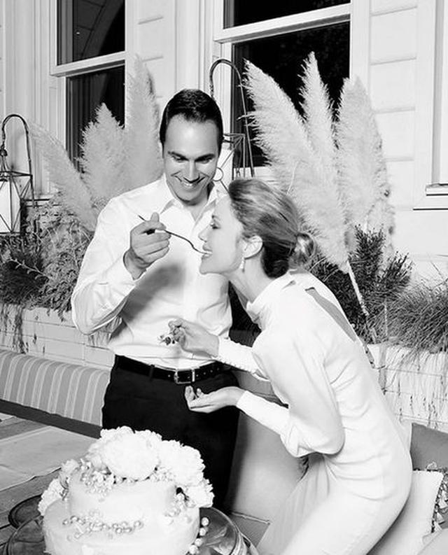 Yeni evlenen Demet Şener ve Cenk Küpeli dördüncü ayını kutladı