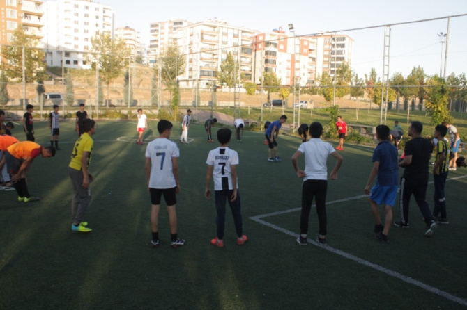 Çocukları kötü alışkanlıklardan uzak tutmak için spor kulübü kurdu
