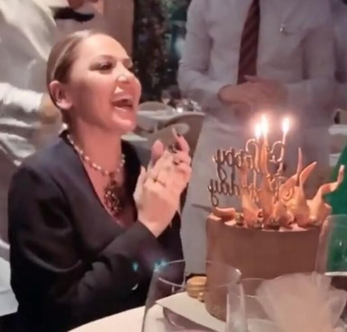 Hadise'den 34'lük kutlaması