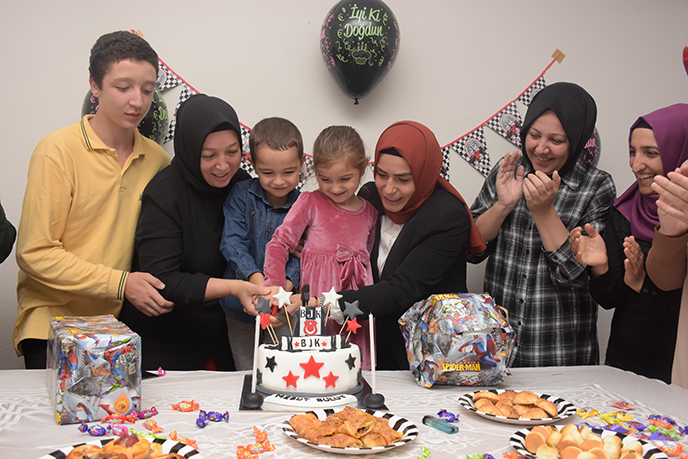Tuzla, yetim çocuklarının yüzlerini ''Askıda Pasta Projesi'' ile güldürüyor
