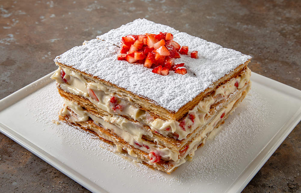 Çilekli milföy pasta nasıl yapılır? Gelinim Mutfakta Çilekli milföy pasta tarifi