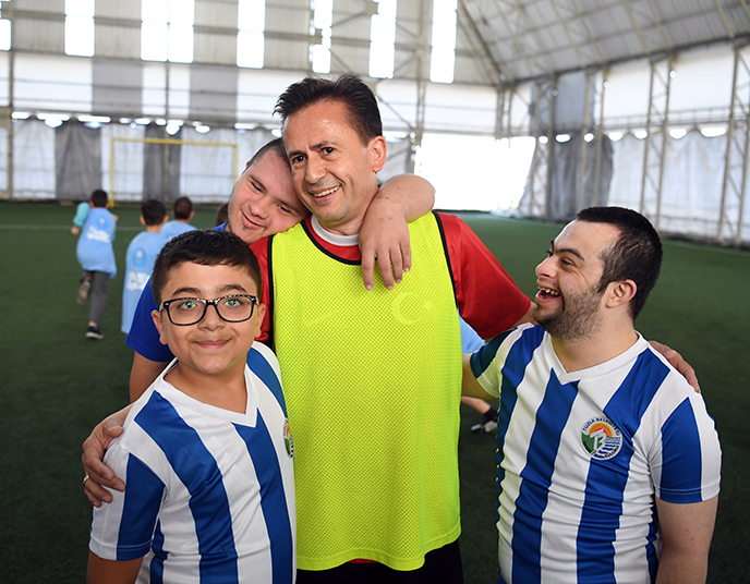 Tuzla'da engel tanımayan çocuklar yeşil sahaların tozunu attırdı