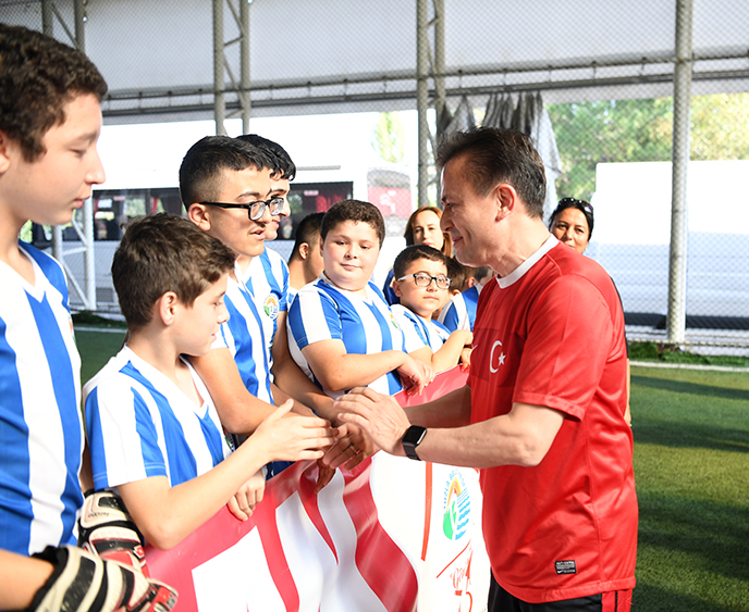 Tuzla'da engel tanımayan çocuklar yeşil sahaların tozunu attırdı