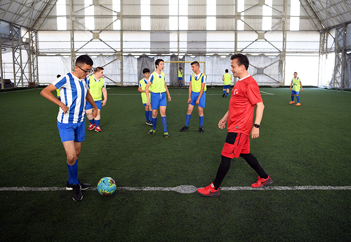 Tuzla'da engel tanımayan çocuklar yeşil sahaların tozunu attırdı