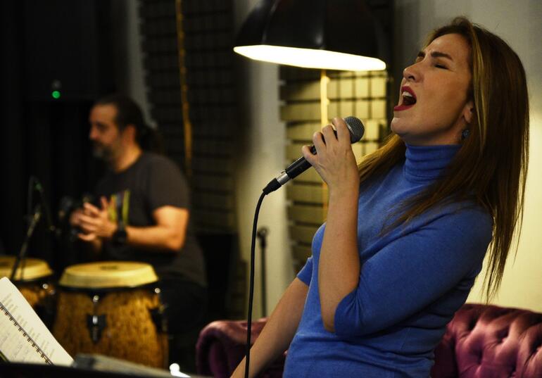 Ünlü şarkıcı meslektaşlarına sert çıktı: Bu işin namusu...