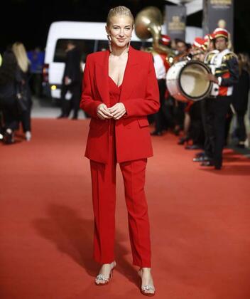 Antalya Altın Portakal'da şıklık yarışı yaşandı ve ilk ödüller sahiplerine ulaştı