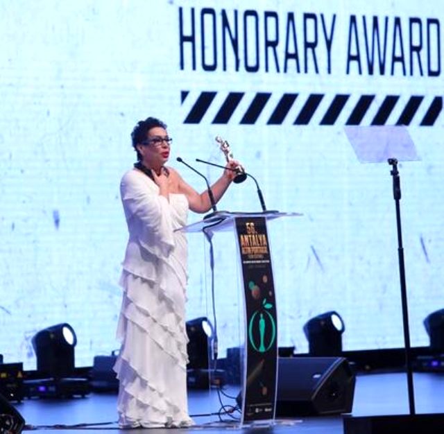 Antalya Altın Portakal'da şıklık yarışı yaşandı ve ilk ödüller sahiplerine ulaştı