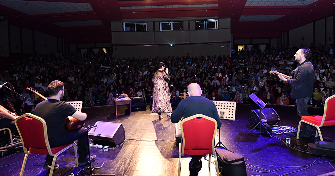 Üsküdar'da Gülay konseri dinleyenleri büyüledi