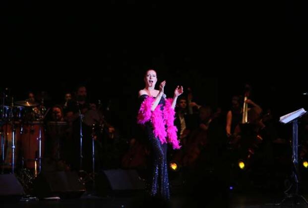 Antalya Altın Portakal'da şıklık yarışı yaşandı ve ilk ödüller sahiplerine ulaştı