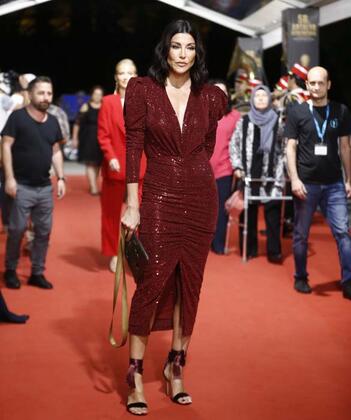 Antalya Altın Portakal'da şıklık yarışı yaşandı ve ilk ödüller sahiplerine ulaştı