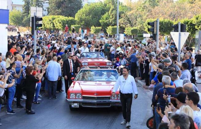 Antalya Altın Portakal'da şıklık yarışı yaşandı ve ilk ödüller sahiplerine ulaştı