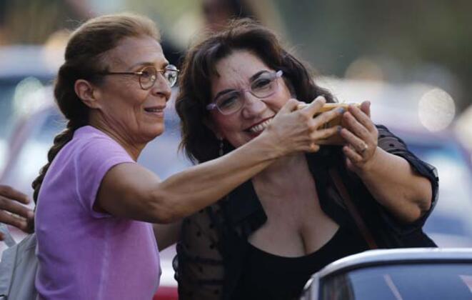 Antalya Altın Portakal'da şıklık yarışı yaşandı ve ilk ödüller sahiplerine ulaştı