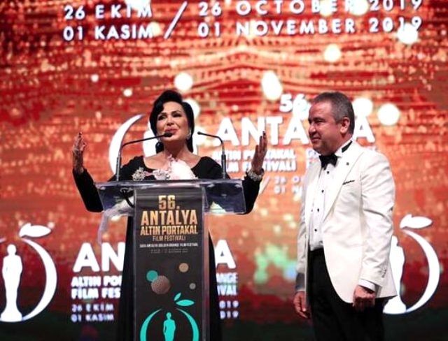 Antalya Altın Portakal'da şıklık yarışı yaşandı ve ilk ödüller sahiplerine ulaştı