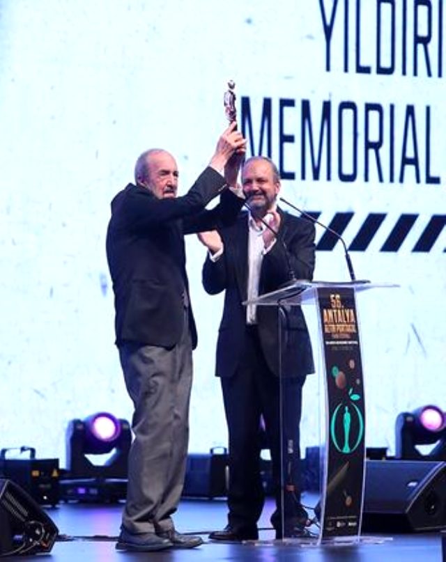 Antalya Altın Portakal'da şıklık yarışı yaşandı ve ilk ödüller sahiplerine ulaştı