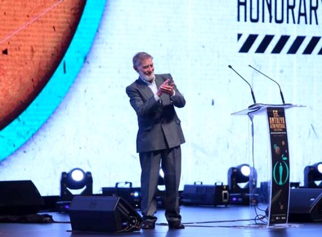 Antalya Altın Portakal'da şıklık yarışı yaşandı ve ilk ödüller sahiplerine ulaştı