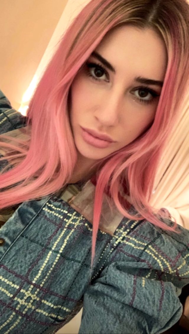 Şeyma Subaşı imaj değişikliğine giderek saçlarını pembeye boyattı