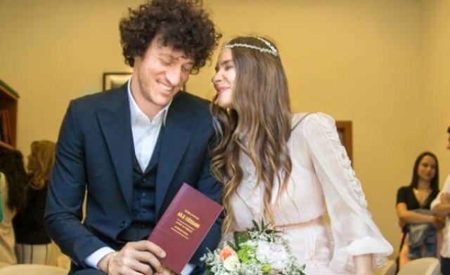 8 aylık hamile olan Müge Boz eşini izlerken yerinde duramadı 