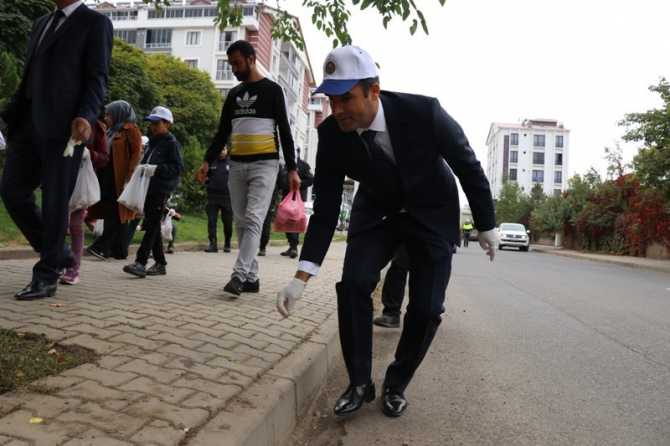 Başkan Arıkan, öğrencilerle çöp topladı