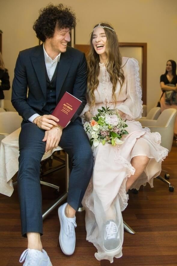 8 aylık hamile olan Müge Boz eşini izlerken yerinde duramadı 