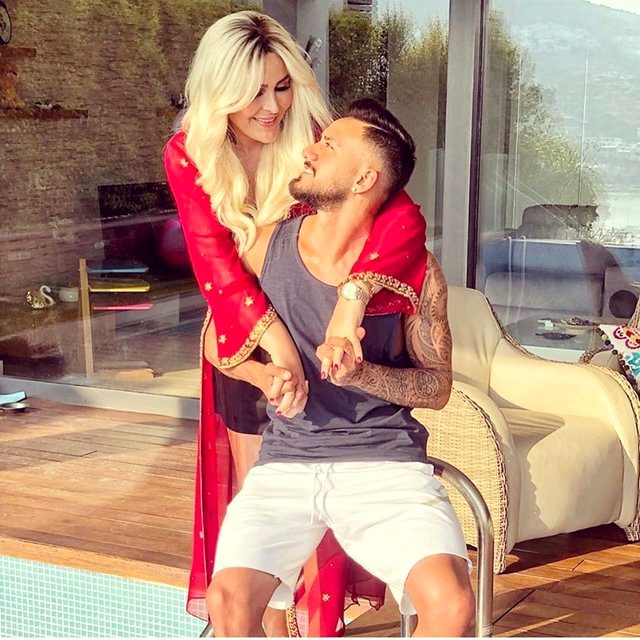 Selin Ciğerci ve Gökhan Çıra'dan bekarlığa veda pozu