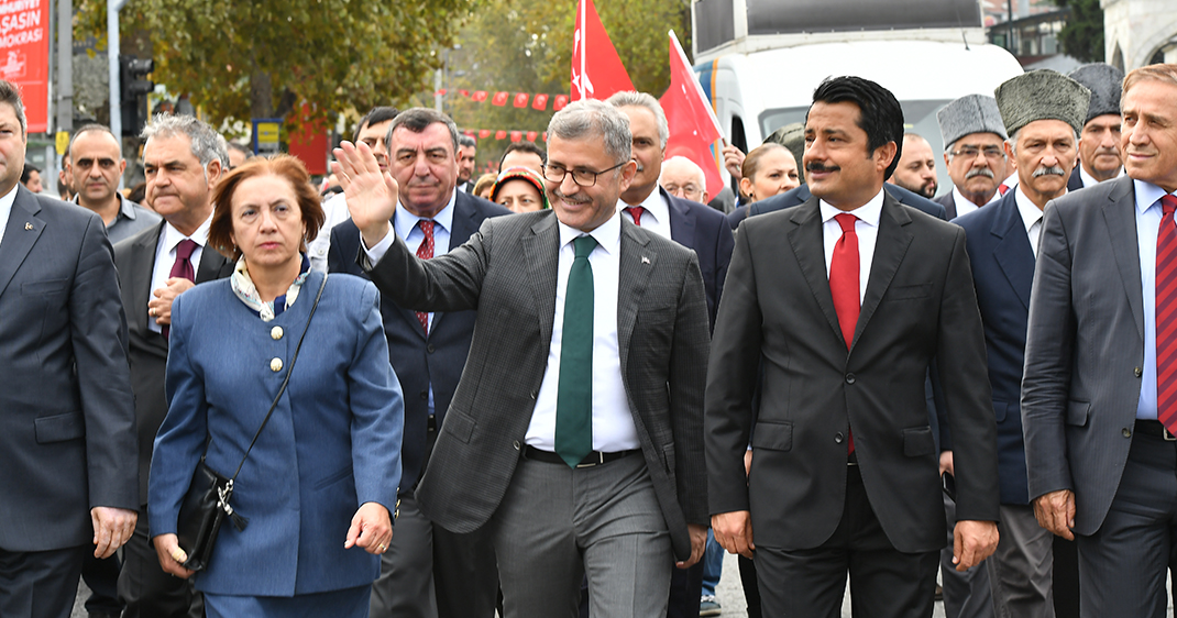 Dev Türk bayrağı Üsküdar'da dalgalandı