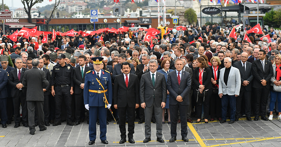 Dev Türk bayrağı Üsküdar'da dalgalandı