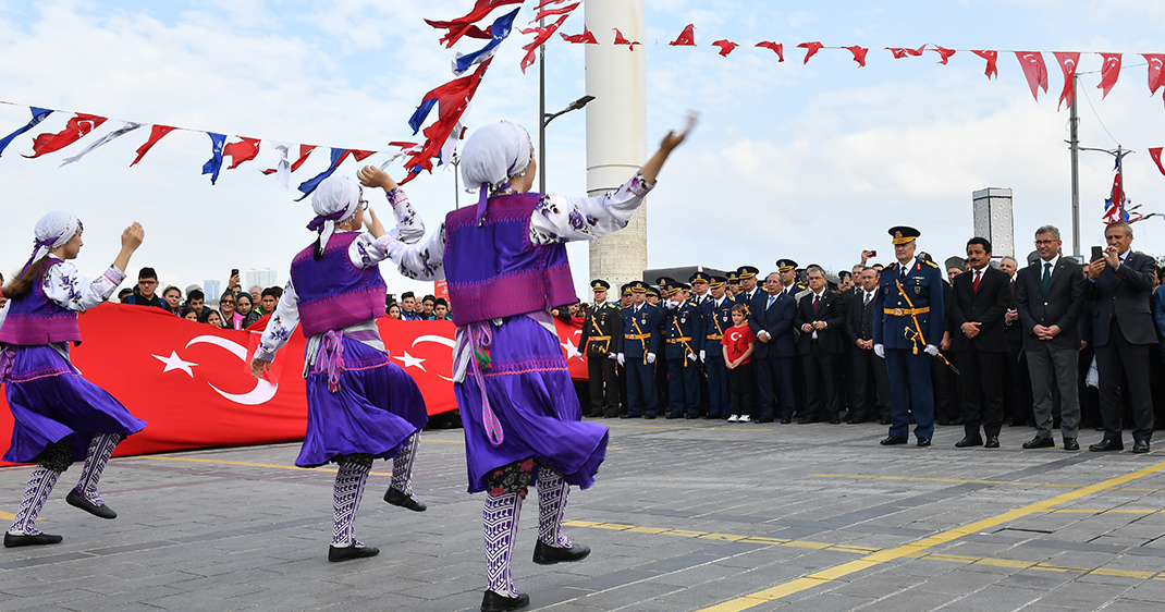 Dev Türk bayrağı Üsküdar'da dalgalandı