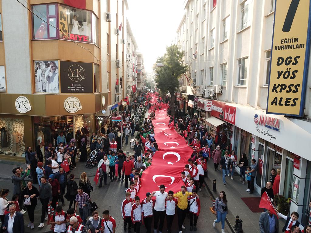 Pendik Ay Yıldızlı Bayrağa büründü