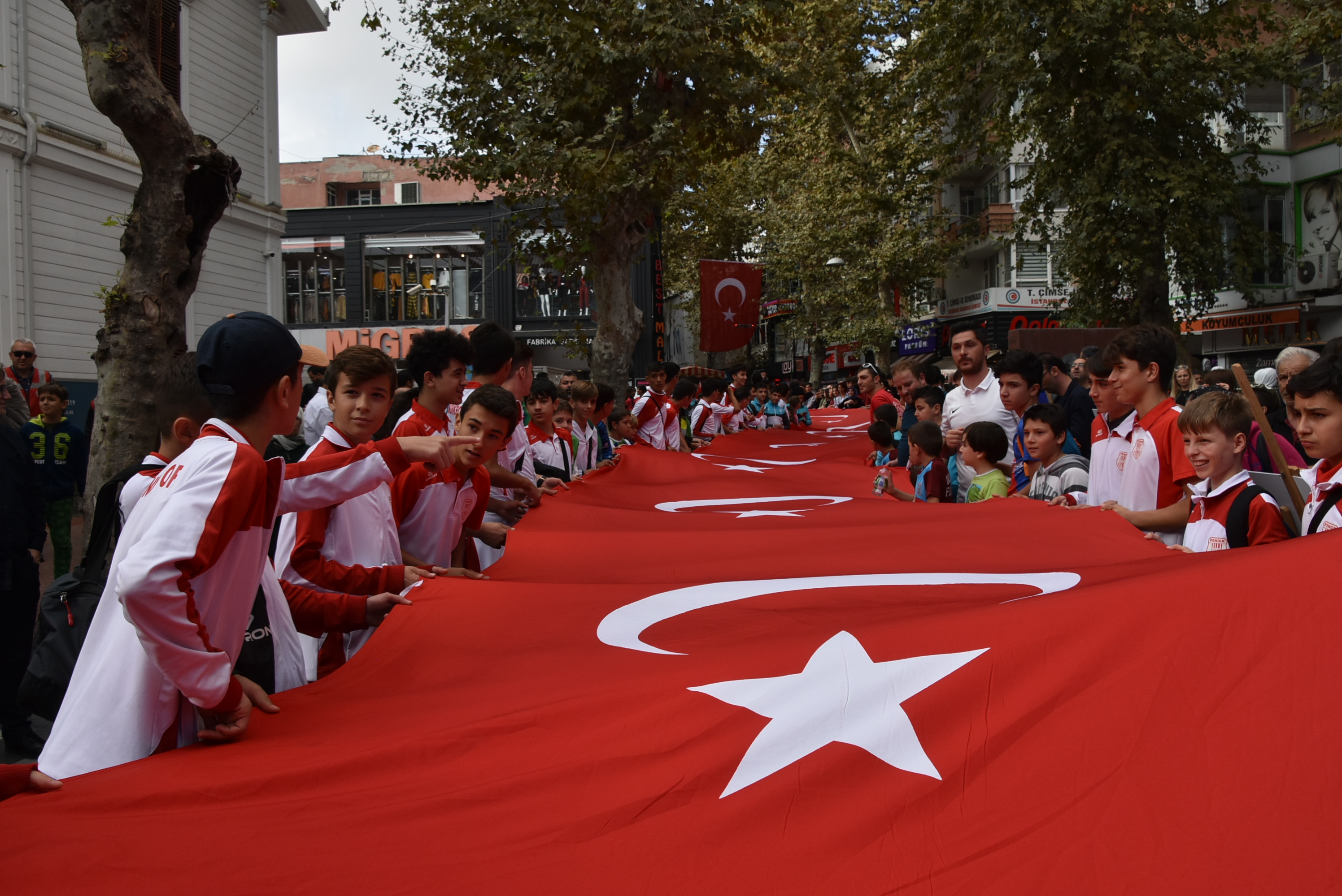 Pendik Ay Yıldızlı Bayrağa büründü