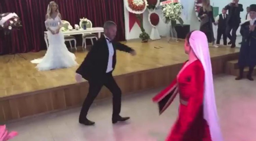 Oyuncu Sinan Albayrak dün Seda Yazıcı ile evlendi