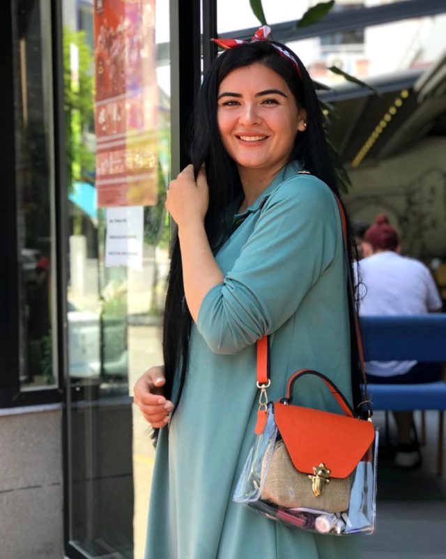 Hanife Gürdal sahilde sevgilisinin kucağına atladı