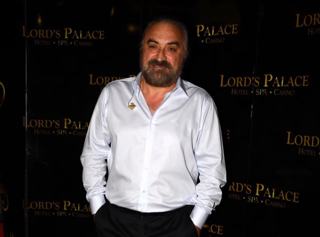 Volkan Konak sahnede anne ve babasının cinsel hayatını anlattı