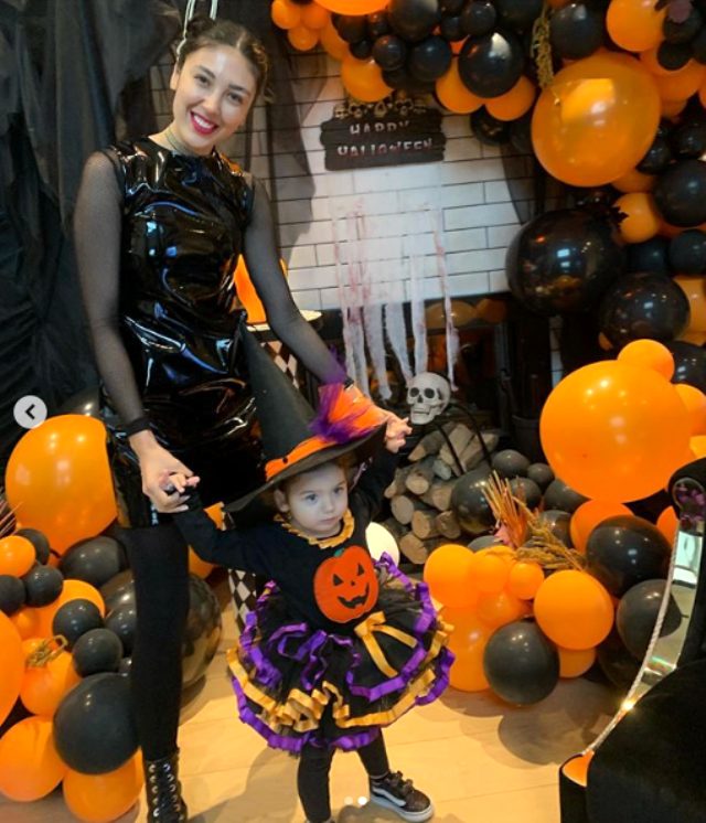 Özlem Ada Şahin kızı ile birlikte cadılar bayramı kostümü giydiği için linç edildi