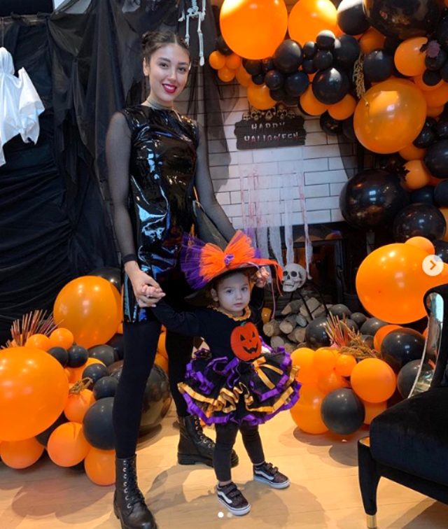 Özlem Ada Şahin kızı ile birlikte cadılar bayramı kostümü giydiği için linç edildi