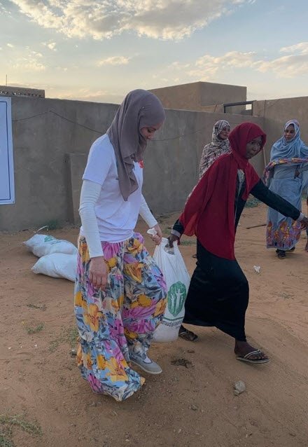 Gamze Özçelik Sudan'da ve ihtiyaç sahiplerine yardım dağıtmaya devam ediyor