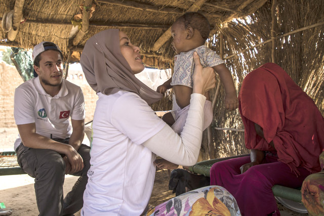 Gamze Özçelik Sudan'da ve ihtiyaç sahiplerine yardım dağıtmaya devam ediyor