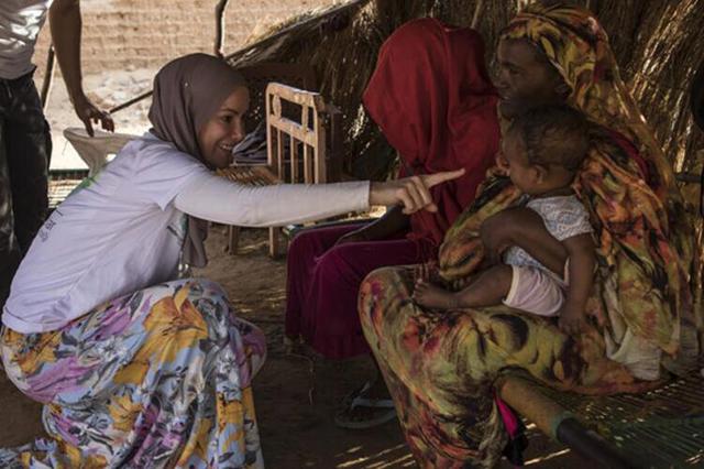 Gamze Özçelik Sudan'da ve ihtiyaç sahiplerine yardım dağıtmaya devam ediyor