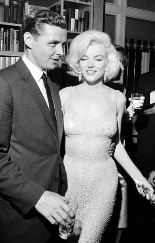 Dünyaca ünlü Marilyn Monroe'nun elbisesi 1 milyon 600 bin TL'ye satıldı