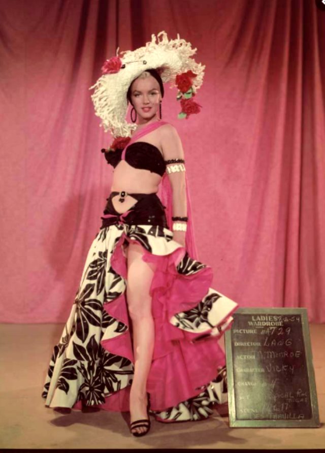 Dünyaca ünlü Marilyn Monroe'nun elbisesi 1 milyon 600 bin TL'ye satıldı