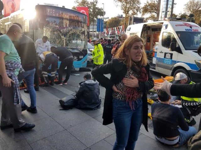 Beşiktaş'ta durağa dalan şoför tepki gösteren 3 yolcuyu bıçakladı