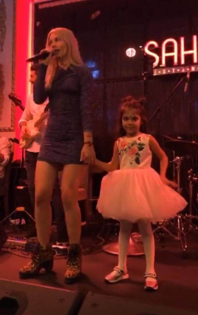 Demet Akalın ve Okan Kurt'tun 8. yıl kutlamasına ünlüler akın etti