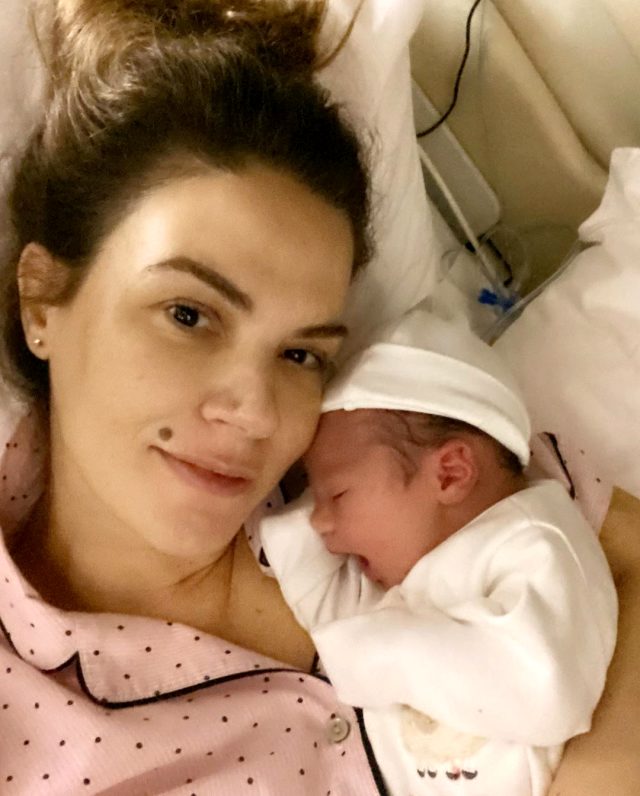 Tülin Şahin bebeğiyle ilk pozunu verdi