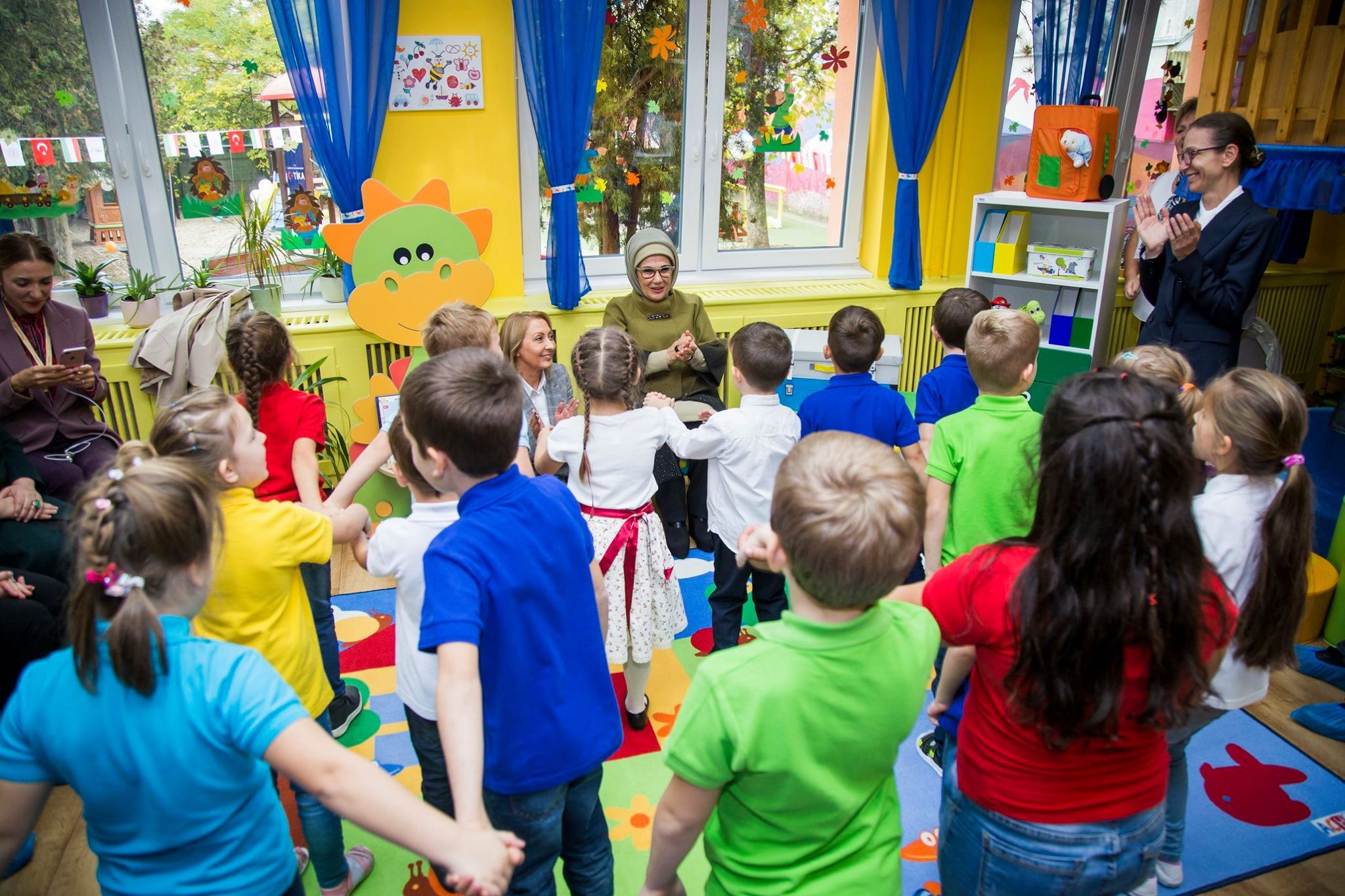 Minik Macarlar'dan Emine Erdoğan'a büyük karşılama 