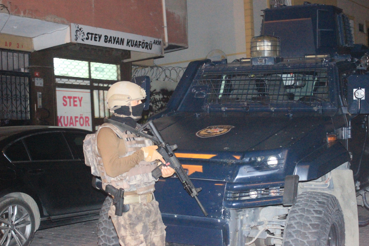İstanbul'da gece yarısı eş zamanlı terör operasyonu! Örgütsel dökümanlar ele geçirildi