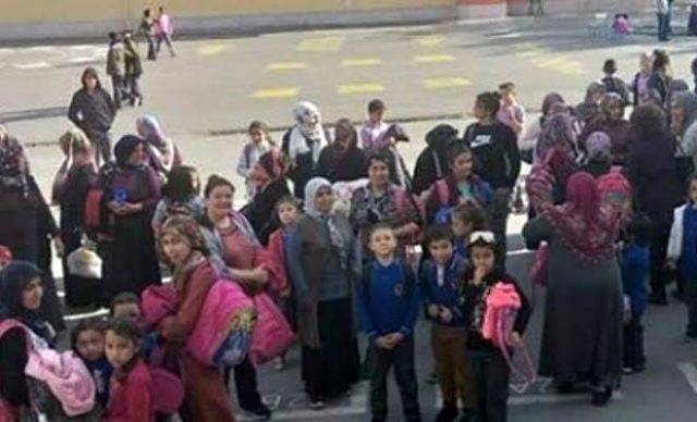 Otizmli öğrencileri yuhalayan velileri organize eden muhtardan skandal açıklama!