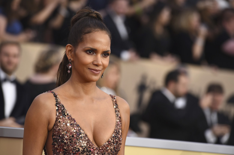 Halle Berry takipçilerine karın şovu yaptı